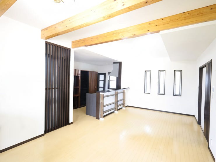 暮らしの中心となる広々リビング。明るく開放的なくつろぎを叶えます※現況の物件写真に、引渡し時のイメージとして CG による画像処理がされています。