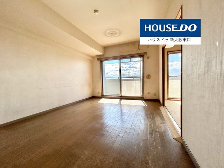 天井が高く開放的な間取りです。
遮蔽物がなくて、リビングから空と大きな雲が見えます。