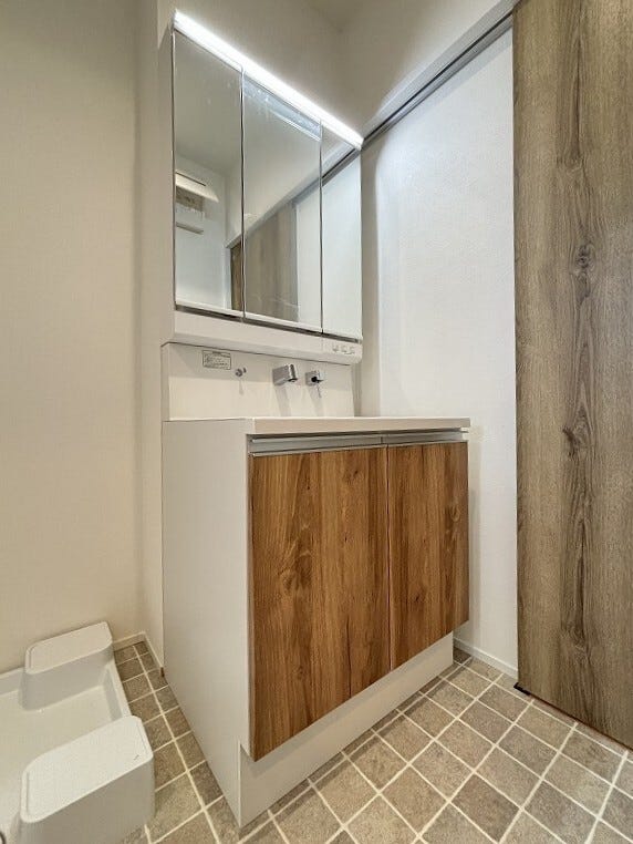 シャワー付水栓の洗面台はシャンプーや毎日の掃除に便利!ゆとりの洗面スペースで朝の身支度も快適スムーズ♪