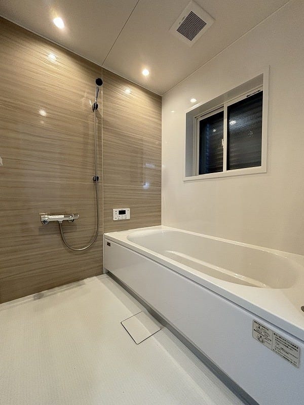 手足を伸ばしてゆったりと入ることのできる大きなバスタブ♪肩までしっかりと浸かれば心身ともにリラックス♪