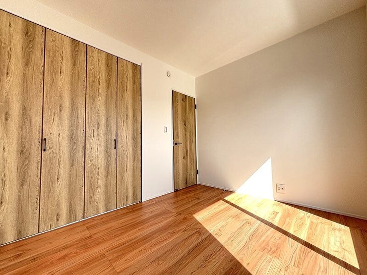 大容量収納も完備の洋室です!すっきり片付けられますね♪