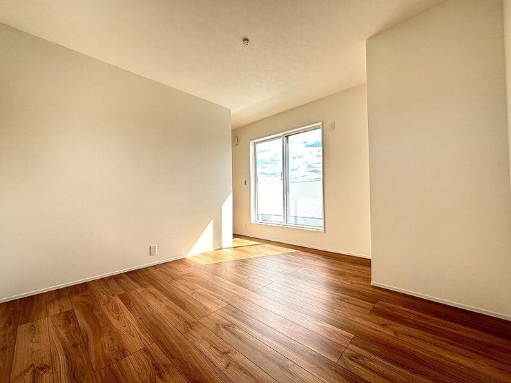 シンプルに作られた洋室は、自分好みのインテリアでコーディネイトし癒しの空間作りに最適です♪