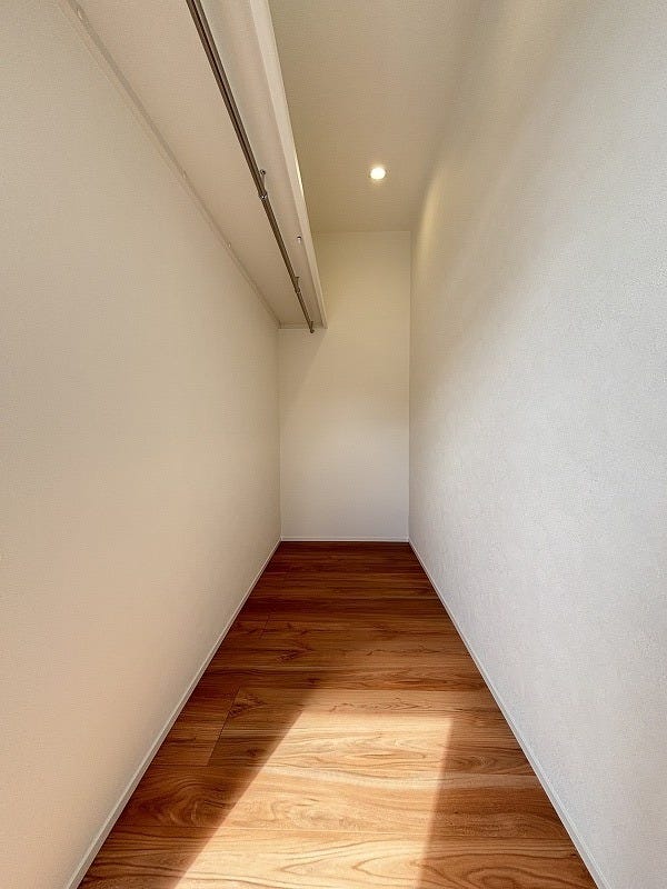 ウォークinクローゼットです♪棚とハンガーパイプが設置され収納しやすく、大きな荷物も収納できます!