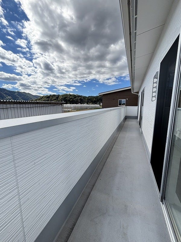 南向きのバルコニー♪太陽の光いっぱい浴びた洗濯物が気持ちがいいですね。