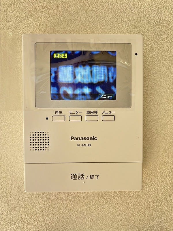 インターホンのモニター 玄関を開ける前に確認できて安心ですね♪