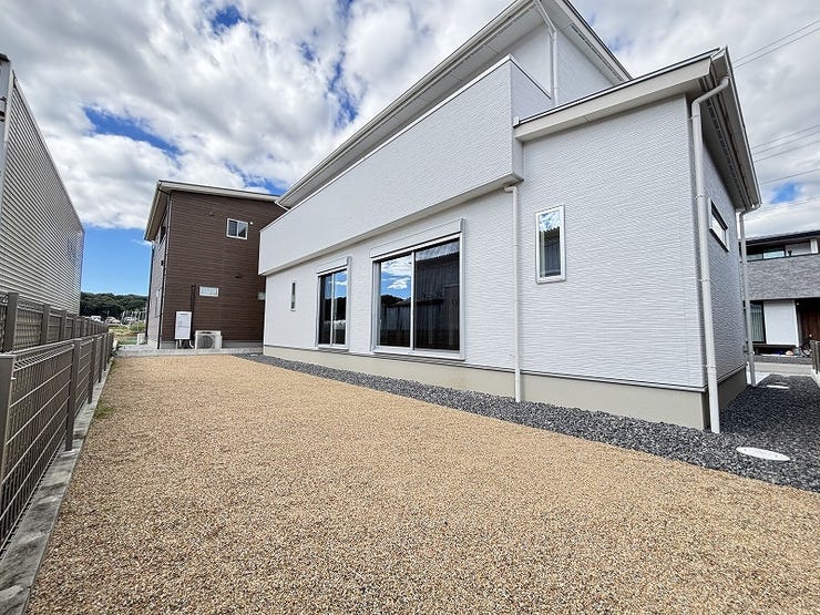 リビングから見渡せる南向きのお庭♪