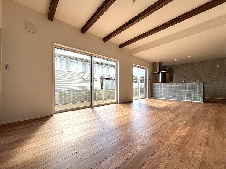 開放感あふれる空間の中、ご家族とコミュニケーションを取りながら楽しくキッチンで家事をこなせます。