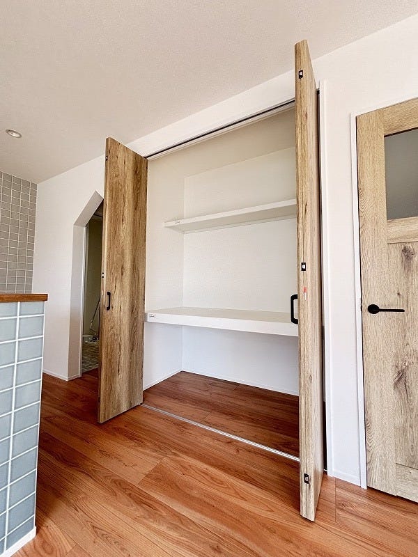 リビングの収納スペースはお掃除道具や消耗品のストックなどが収納できて便利!リビングもスッキリしますね。