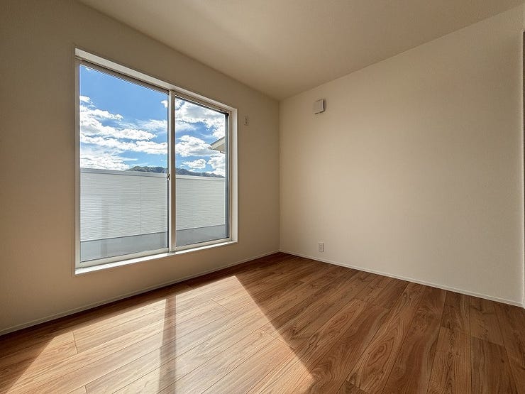 明るい洋室はお子様のお部屋としても良いですね!