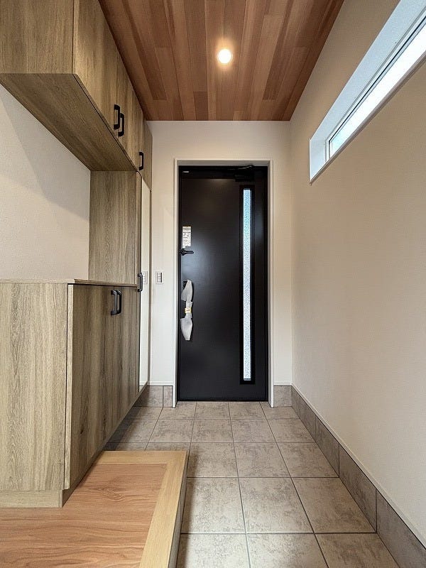 窓から光の入る明るい玄関で、家族やお客様をお迎えできます。