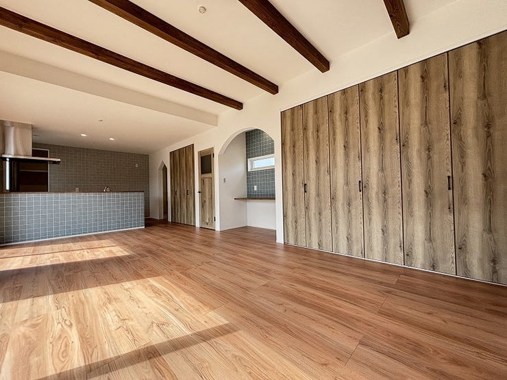 見せ梁が美しいリビングは広々としており、開放感のある空間となっています。