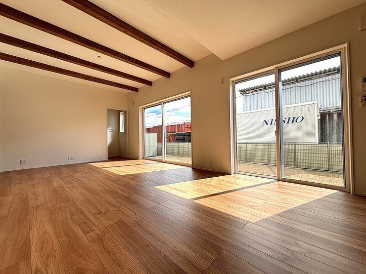 大きな窓から採光もしっかり取り入れられ、ご家族がゆっくりくつろぐ事ができる明るい温かみのあるリビング♪