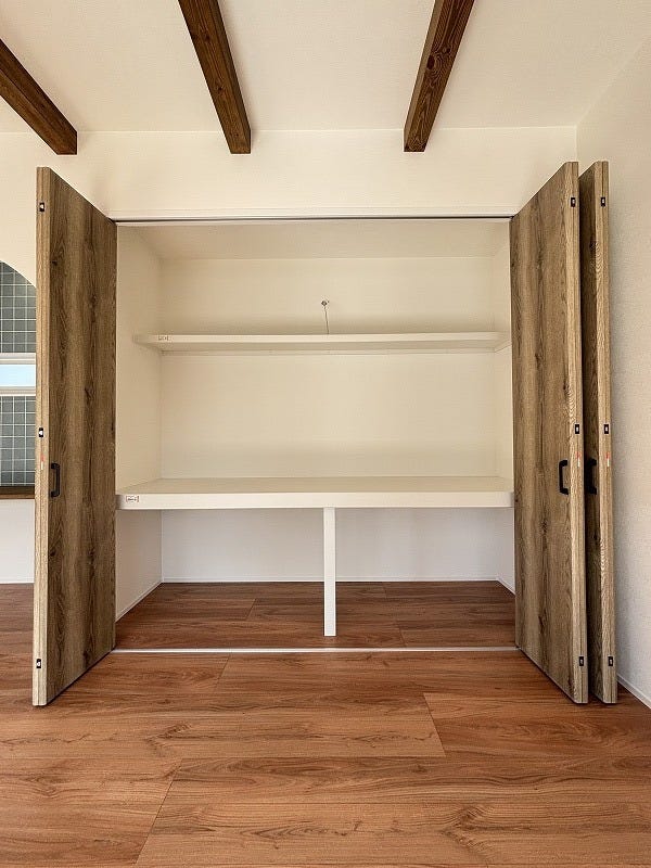 ご家族のくつろぎの場、お客様のおもてなし場であるリビングを片付けるのに便利なリビング収納。