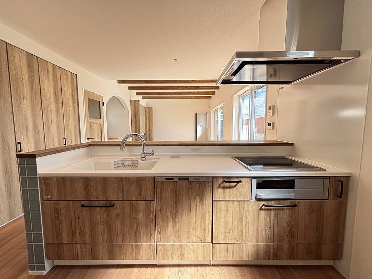 大きなシンクや広いワークトップでゆとりある空間♪高級感あふれるキッチンは見た目だけでなく優れた機能性!