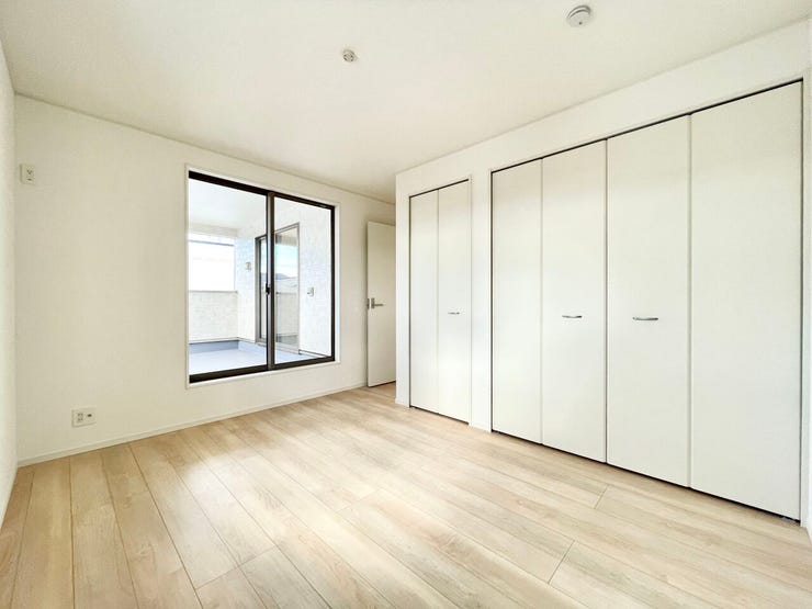 2階:6.5帖洋室
収納豊富のお部屋です♪
バルコニーに面しています!