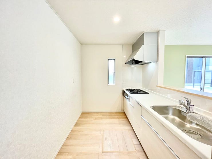 便利で機能性が高いシステムキッチン♪
ダウンライトになっており、スッキリとした空間を印象付けるキッチンです!