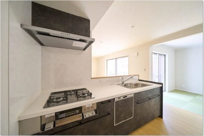 機能面や使いやすさを備えたシステムキッチンで原水・シャワー・浄水をひとつの水栓でスムーズに切り替えられ、とても便利な浄水器がついており、食器洗浄乾燥機が標準装備されております。