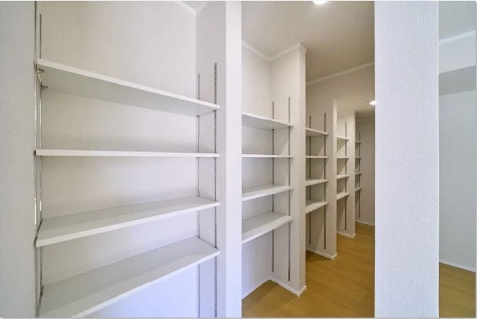 キッチン奥収納!食品庫としても衣類収納としても使えます。