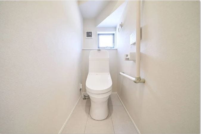 1階、2階どちらにも節水省エネ仕様の暖房便座仕様のシャワートイレを採用しています。