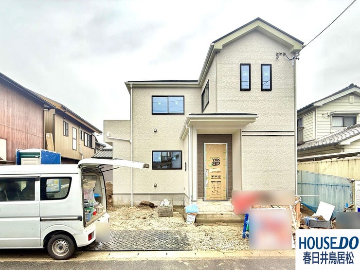 【外観】
◇10月28日撮影 外観写真◇
閑静な住宅街、牛山町に駐車スペース並列3台可♪日当たり良好の新築住宅が「限定1棟」登場です♪間取りは、全居室南向きの4LDKとなっています♪うれしい南庭つきです♪