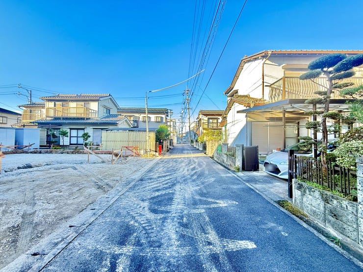 ◇前面道路◇
前面道路は約4.7mです。自動車同士が速度を落として対向してくれそうな幅です。事故の心配も軽減されますね。交通量は多くなく、間口も広く作られているので楽に駐車できます。