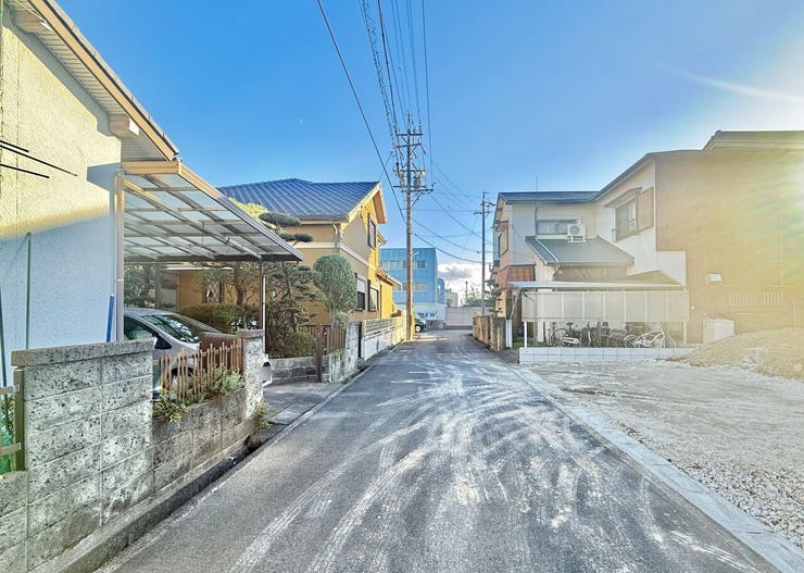 ◇前面道路◇
駅や線路が近すぎることもないので電車の騒音や踏切の音なども気にすることなく生活していただけます。最寄り駅までは少し距離がありますが、ウォーキング効果が期待できそうです。