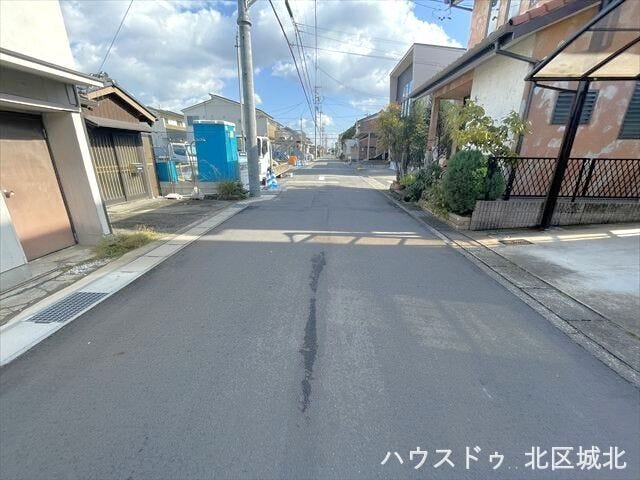 幅員約5.4mの側前面道路です。2台の車がすれ違うことが出来る道幅です。車の出し入れもゆったりとする事が出来ます。