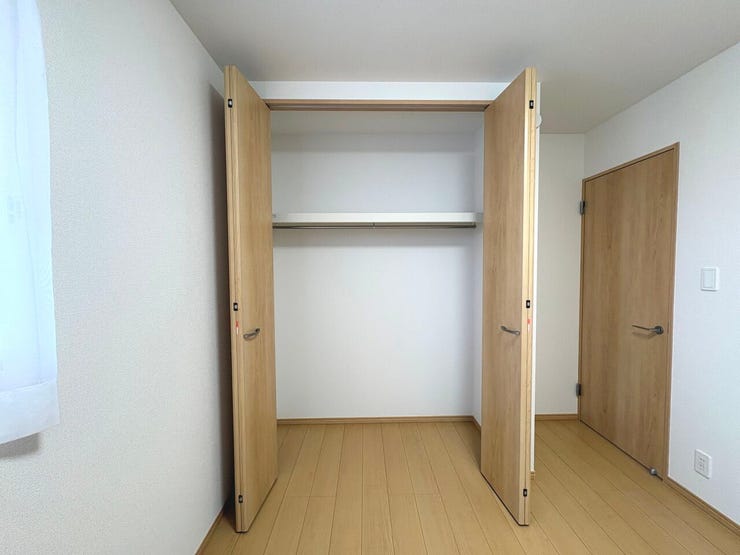 5.25帖の洋室。お洋服を掛けて収納できるクローゼットを完備しております。