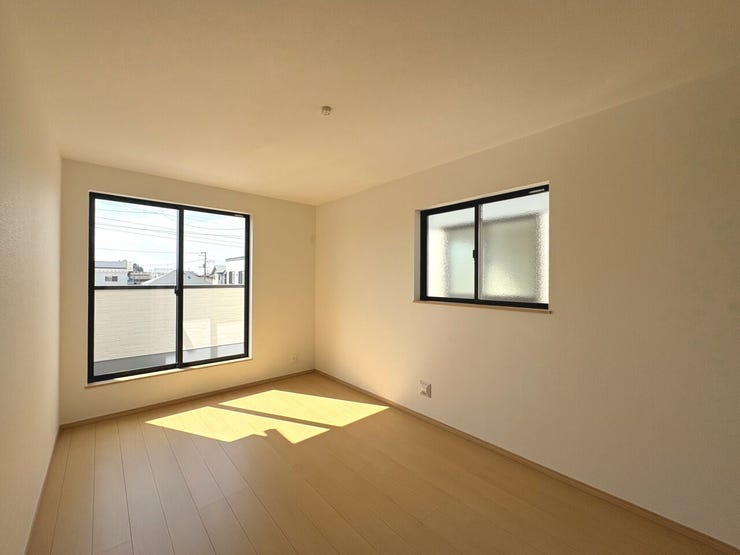 7.5帖の洋室。南向きの窓から明るい光が差し込み。日中は電気いらずでエコな暮らしに♪