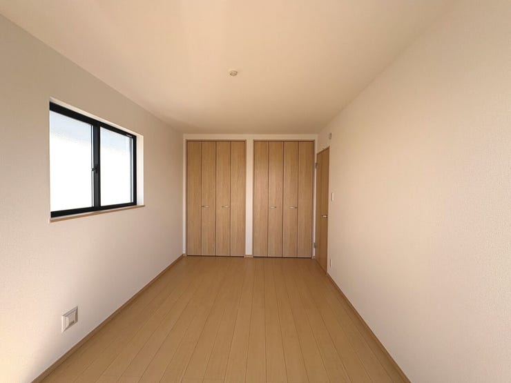 7.5帖の洋室。クローゼットを2つ設置しており、ご夫婦で分けてご使用可能です。