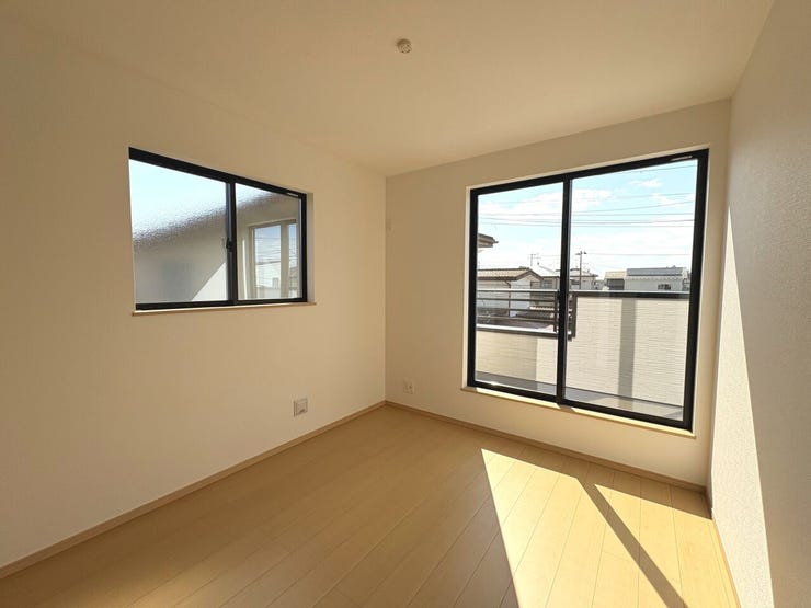 5.25帖の洋室。全室フローリングにつきお部屋のお掃除が楽々です!