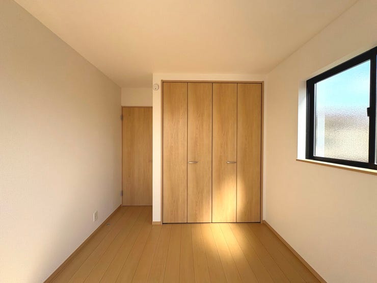 5.25帖の洋室。お子様の衣類や学校用品も収納できるクローゼット付き!