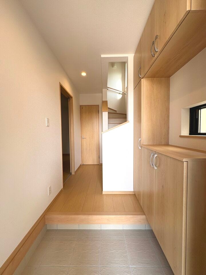 シューズボックスを完備した玄関。すっきり整頓された空間でお出迎えできますね♪