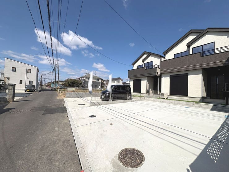 並列2台駐車可能なカースペースを完備!プランターでガーデニングも楽しめるお庭付き!