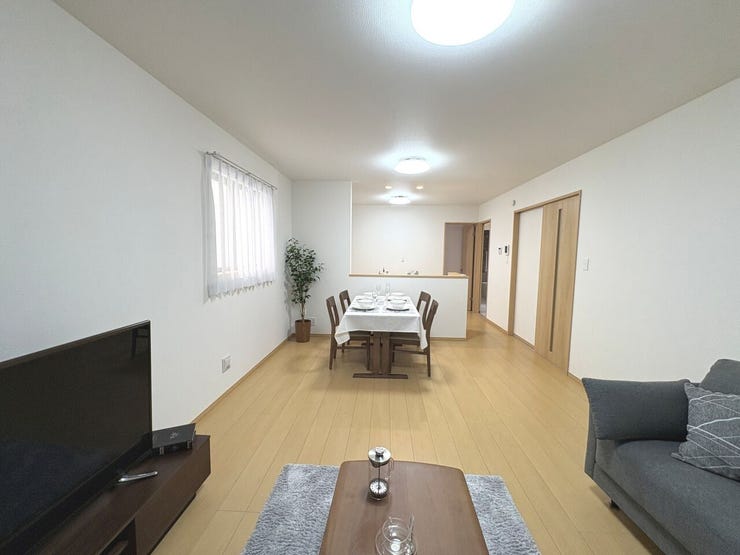 16帖のリビング。ダイニングスペースとリビングスペースを分けやすい縦型の空間です♪