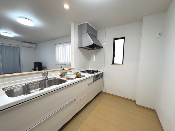 リビング全体を見渡せる対面式キッチン。お料理中もリビングに居るご家族の様子が確認でき安心です!