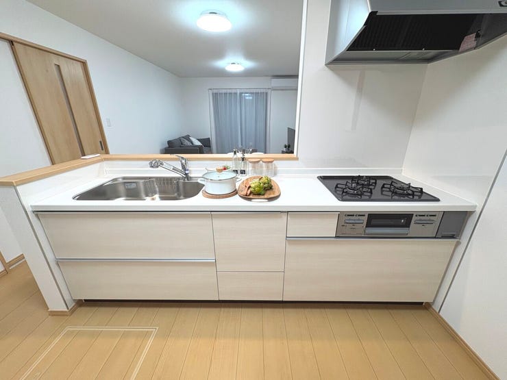 同時調理が可能な三口コンロでお料理時間の短縮に!浄水機能付き水栓でお水の使用も安心!