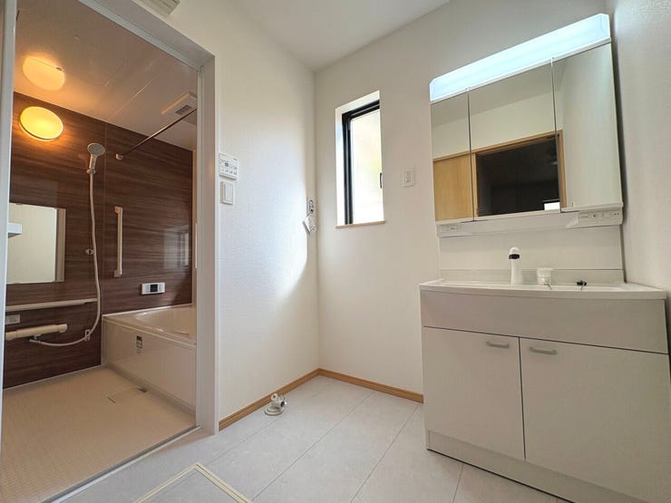 収納豊富な三面鏡の洗面化粧台。シャワー機能付きで衣類の手洗いや洗髪に便利です!