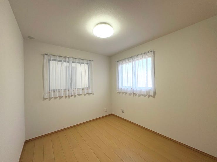 5.25帖の洋室。二面窓でお部屋をすっきり換気できますね♪