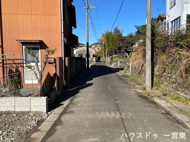 ≪北側西向き 幅約4.0m≫
普通車が1台通れる幅となります。大型車の通行が少ないので、振動や騒音が抑えられます。