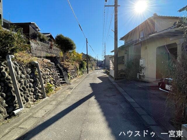 ≪北側東向き 幅約4.0m≫
車がすれ違うには厳しい道幅ですが、車はスピードを抑えて走行するので、お子様にも安全な道幅となっています。