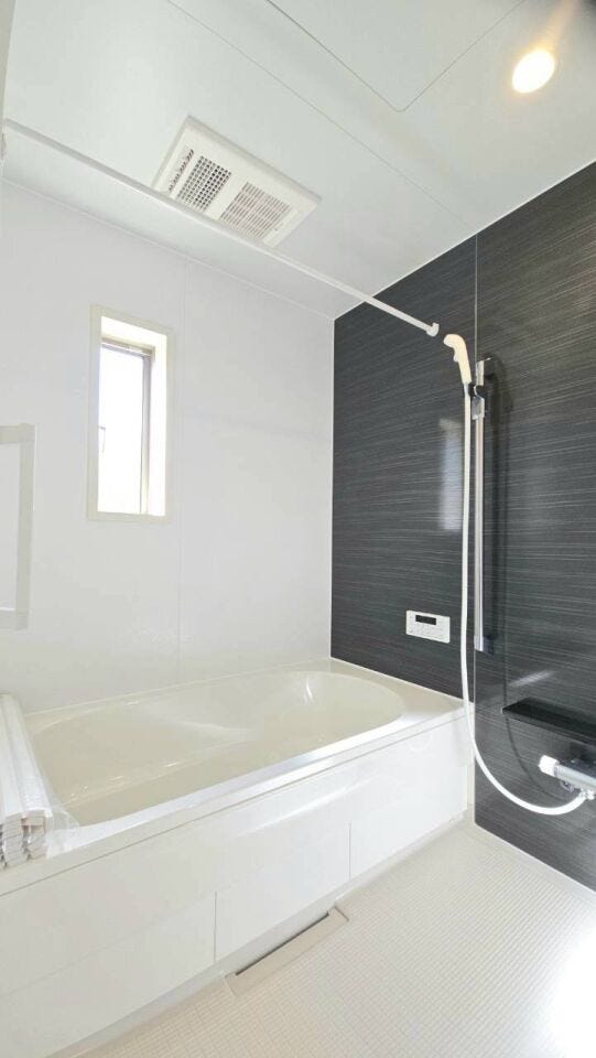 浴室に物干し竿があるため室内で洗濯物を干すことができ、 雨の日や寒い季節など、外に干すことが難しい場合に重宝します!