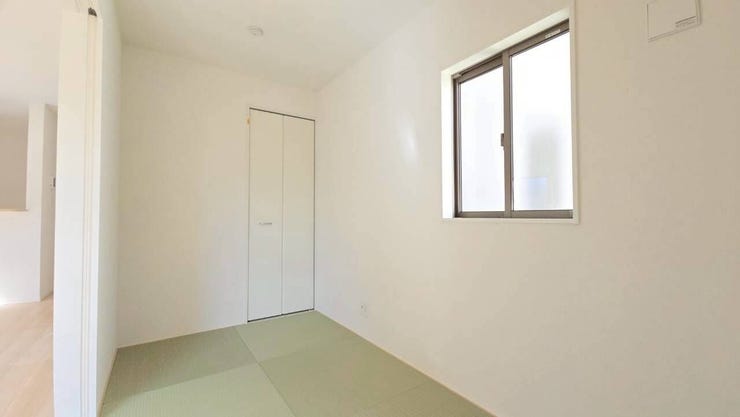 LDKの畳コーナーは洗濯物を畳んだり、アイロンがけをしたりするスペースとしてもおすすめです♪