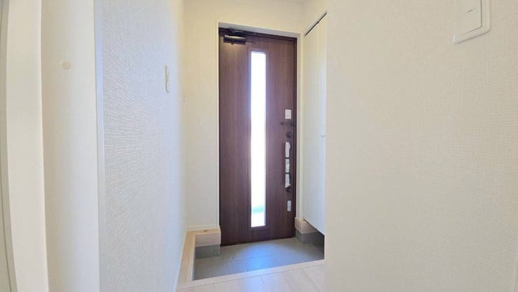 ガラス窓付きの玄関ドアはガラス部分から自然光が入るため、玄関が明るくなり、日中は照明を使わずに済むこともあります!