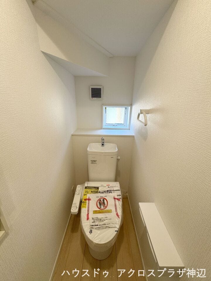 【1Fトイレ】窓付きのトイレは明るく開放感もあります。換気も可能なので衛生管理上も安心感があります。2か所トイレがあることで朝の混雑も解消できます。