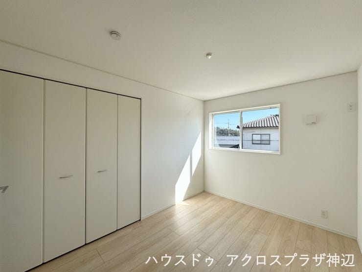 【洋室6帖(西側)】大きなクローゼット付きの洋室はお子様の部屋にもぴったりです。ベッドやデスクを置くにも十分な広さです。