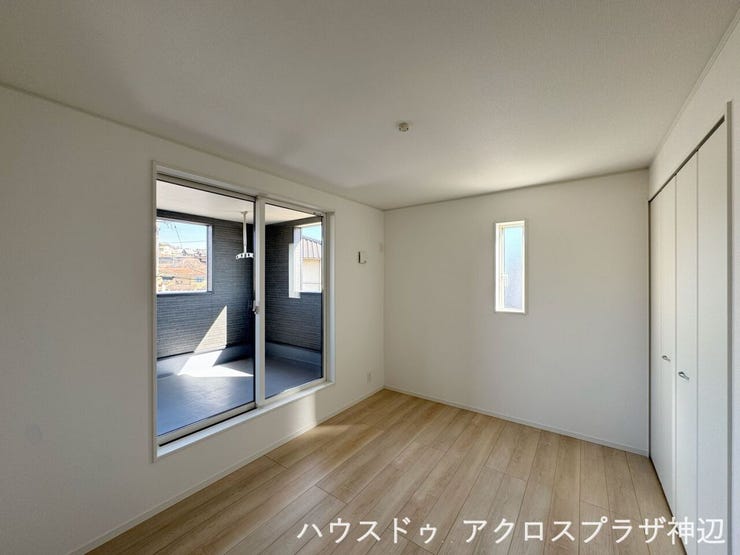 【洋室6帖(東側)】バルコニーに面した明るい洋室。