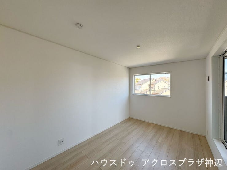 【洋室7帖】主寝室にぴったりの2階洋室はバルコニーに面しており、寝具やお布団を干すのに便利です。