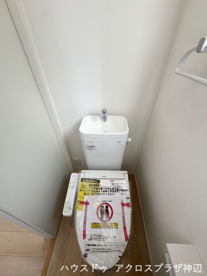 【1Fトイレ】1階2階ともに温水洗浄暖房便座を設置しています♪