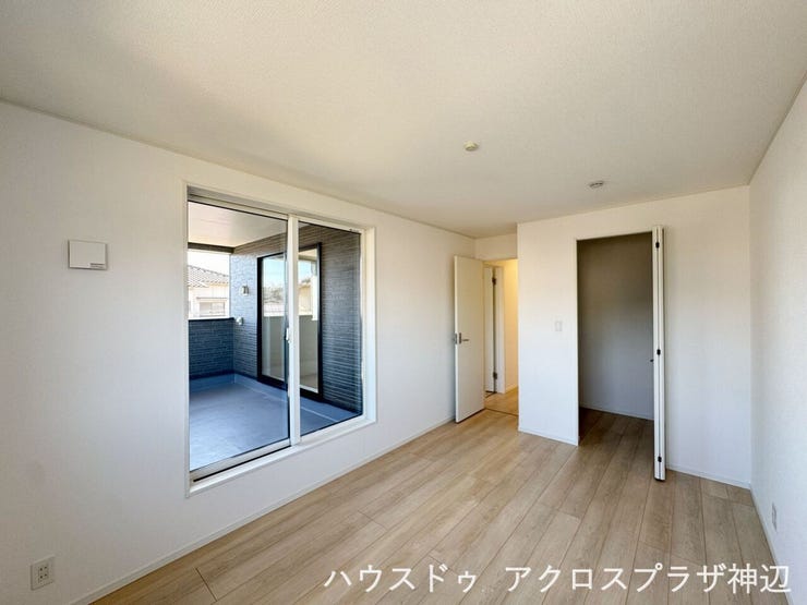 【洋室7帖】ゆったりとした洋室は、ご夫婦の主寝室に最適です。クローゼットで、お部屋をすっきりと保ちつつ、自分らしい空間作りが叶います。